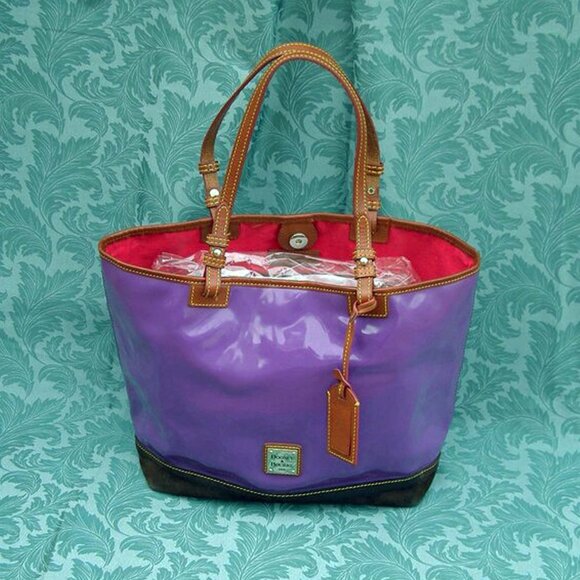 Dooney & Bourke Handbags - 💜👜 Dooney & Bourke Purple Patent leather tote bag EUC